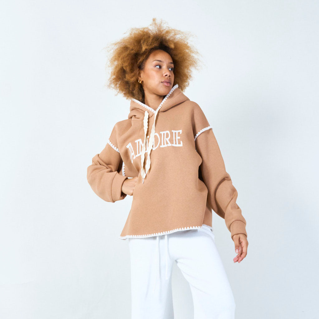 Hoodie mit Stickereiene AMORE braun / beige