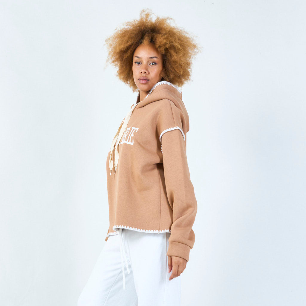 Hoodie mit Stickereiene AMORE braun / beige