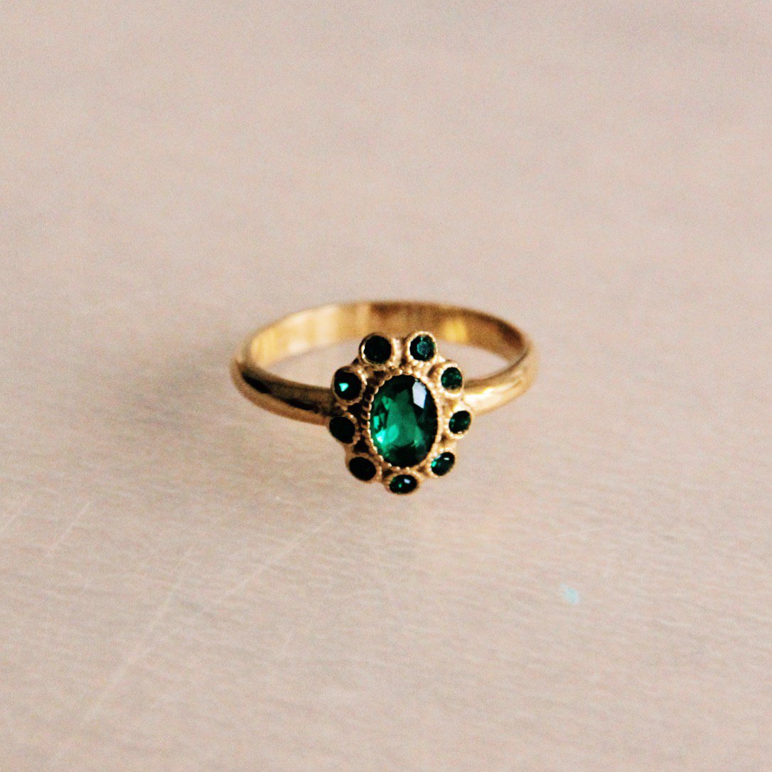 Vintage-Ring aus Edelstahl mit grünen Steinen
