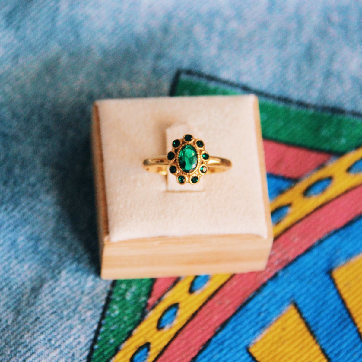 Vintage-Ring aus Edelstahl mit grünen Steinen