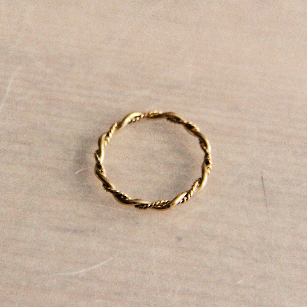 Minimalistischer geflochtener Ring aus Edelstahl gold