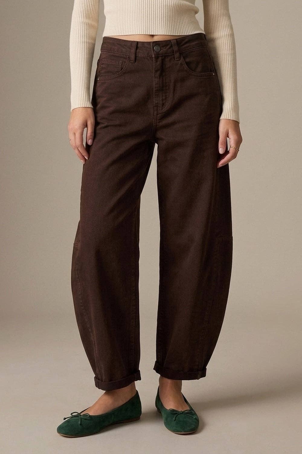Hose mit Relaxed Fit, geradem Schnitt und Barrel-Bein in Schokoladenfarbe