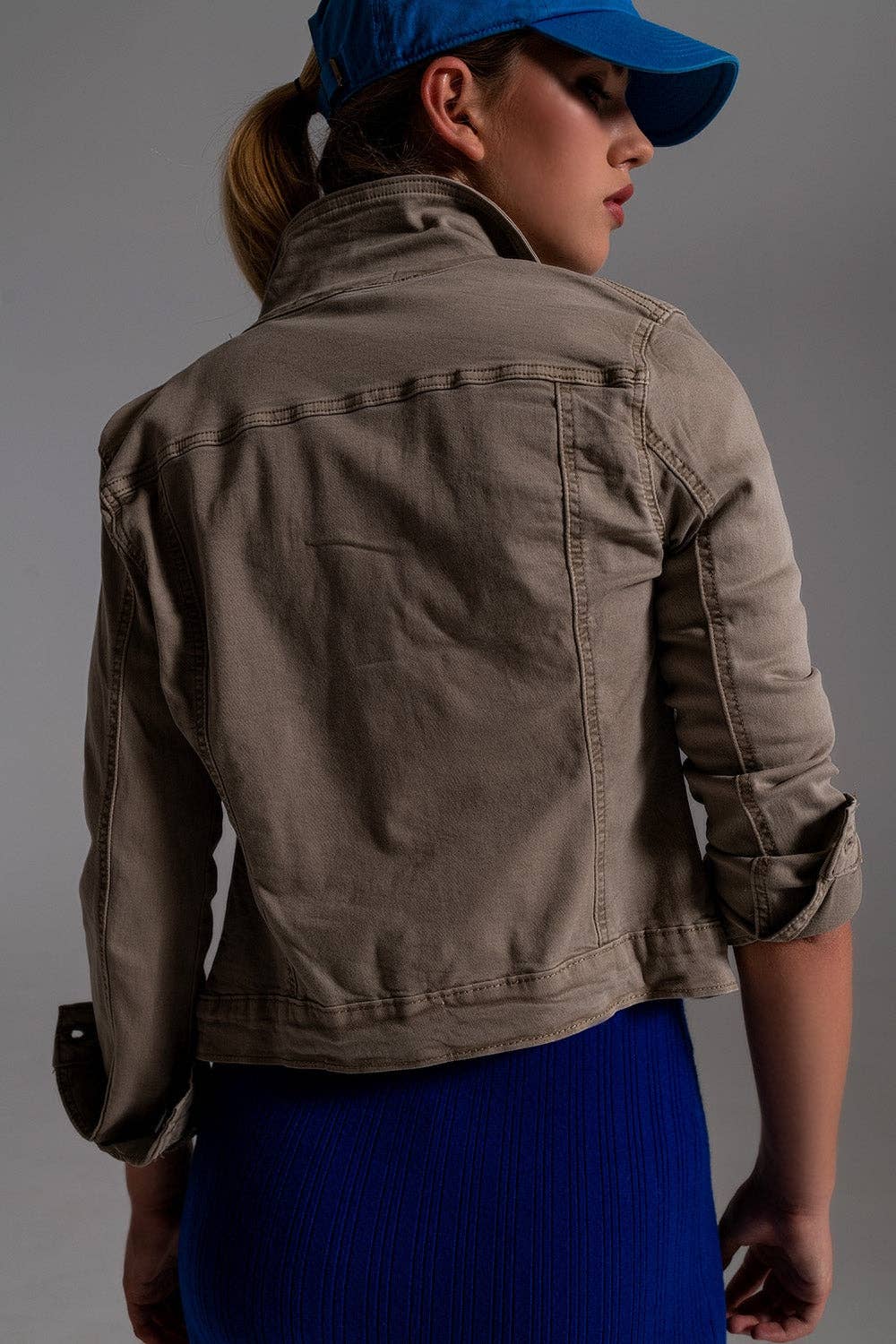 Basic-Jeansjacke mit Taschen in Beige