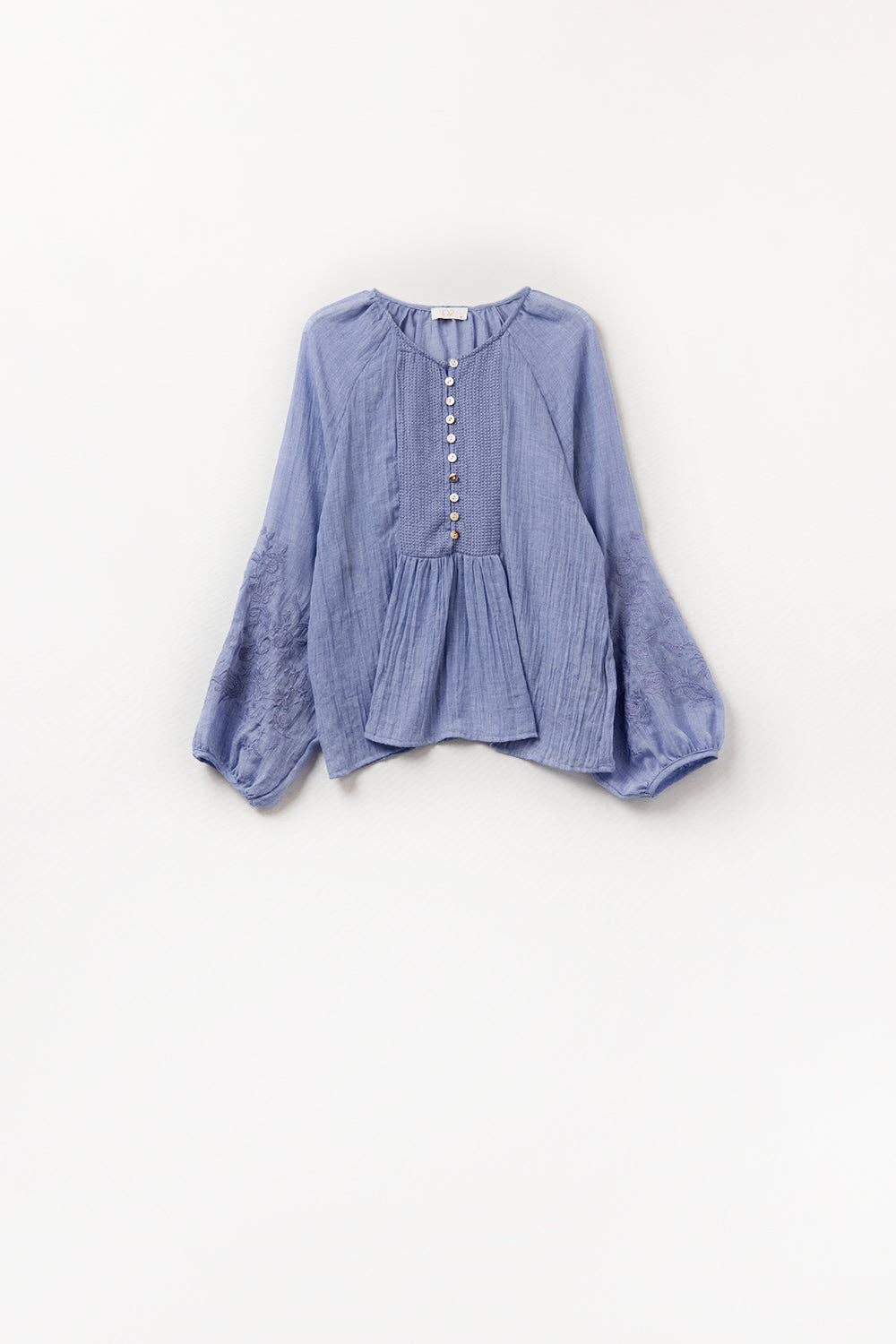 Blaue Chiffonbluse mit Stickerei an den Ärmeln