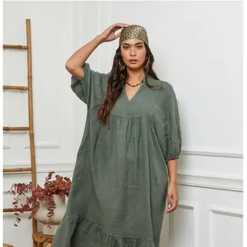 Kleid aus Leinen mit Volants und Stehkragen