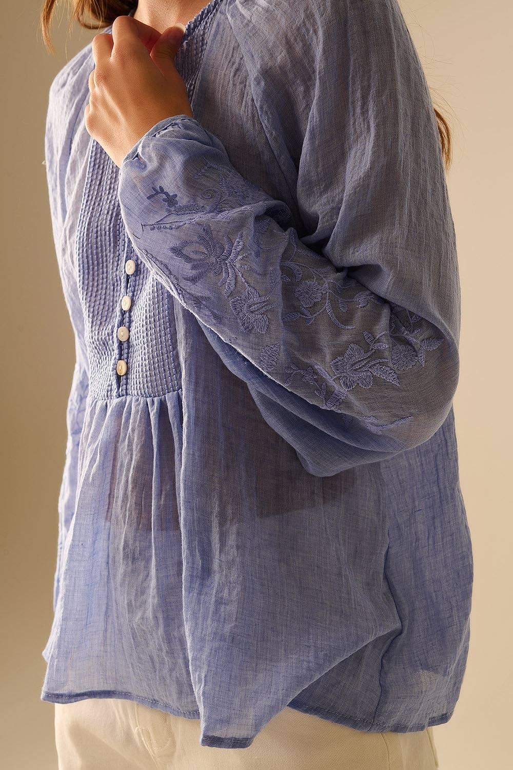 Blaue Chiffonbluse mit Stickerei an den Ärmeln