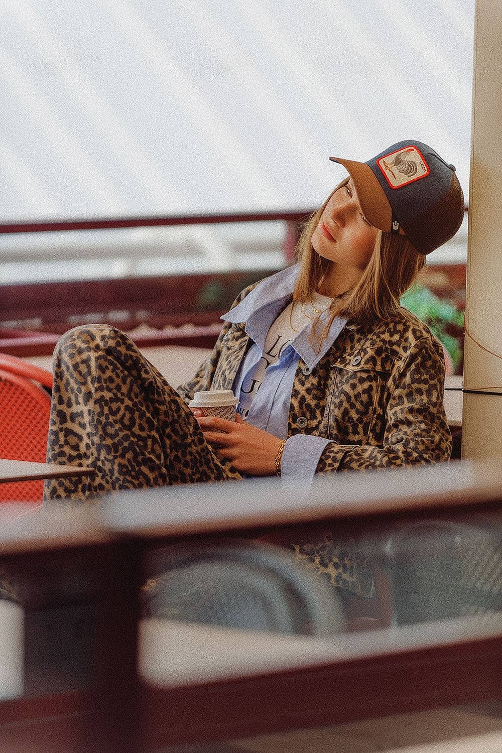 Braune Jacke mit Leopardenmuster aus Denimstoff