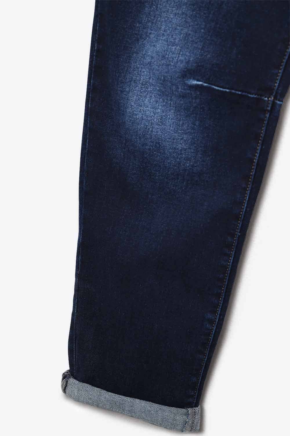 Dunkel gewaschene Jeans mit Kontrastnähten und umgeschlagenen Säumen
