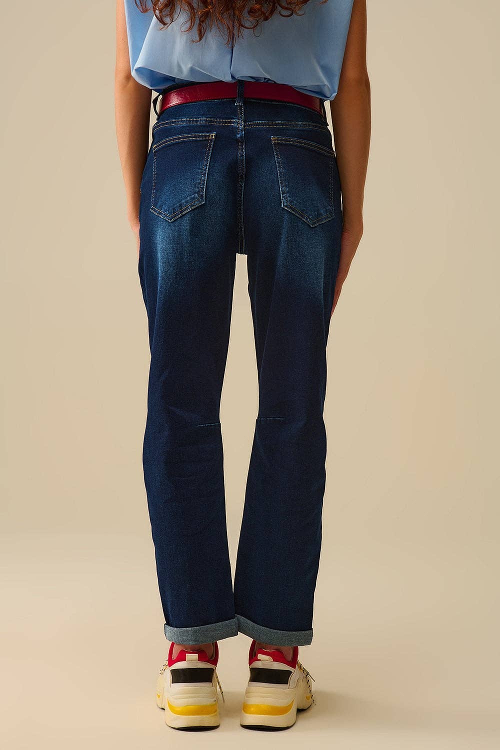 Dunkel gewaschene Jeans mit Kontrastnähten und umgeschlagenen Säumen