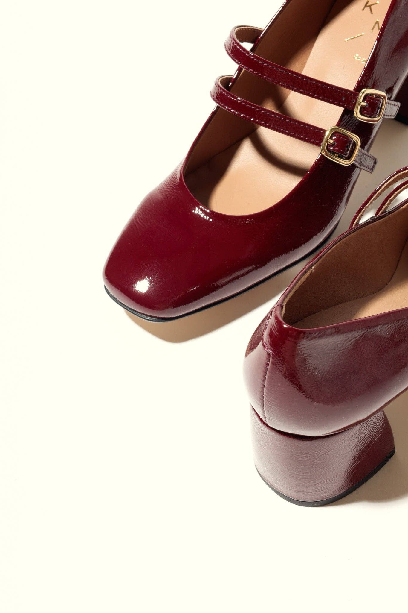 MAITE BURGUNDY – Absatzschuhe mit doppeltem Riemen im Mary-Jane-Stil