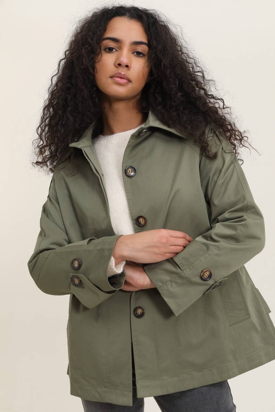 Kurzer Trenchcoat mit verdeckten Knöpfen
