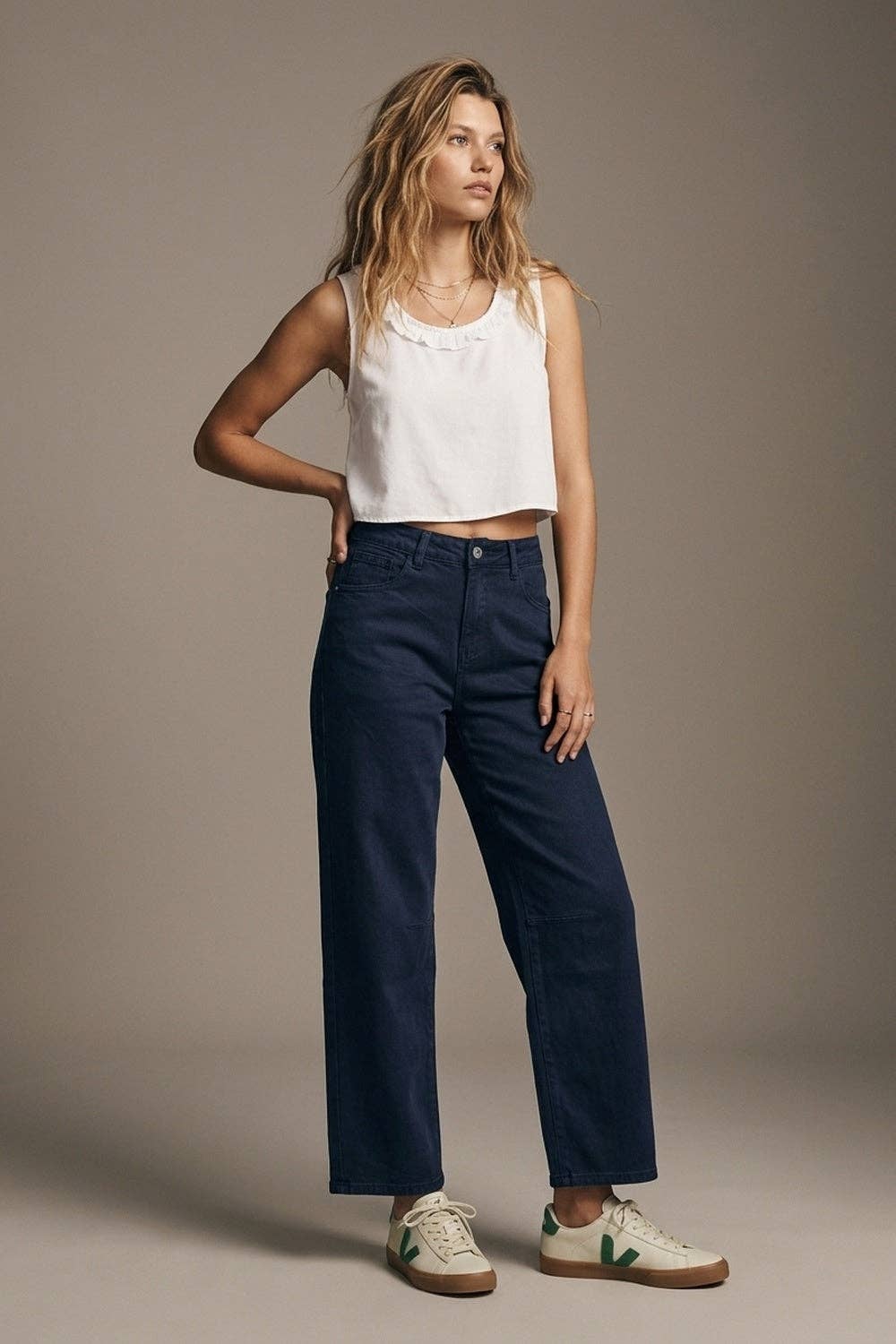 Marineblaue Jeans aus softem Stretch-Denim mit weitem Bein und Naht am Knie