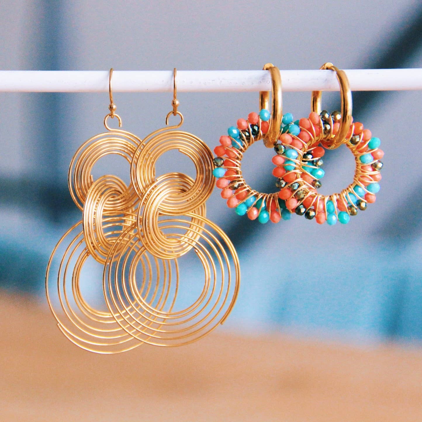Statement-Ohrringe aus Edelstahl mit gedrehten Ringen – Gold