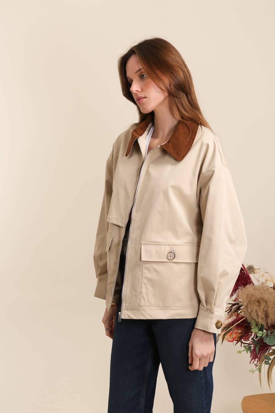 Kurze Jacke mit kontrastierendem Kragen