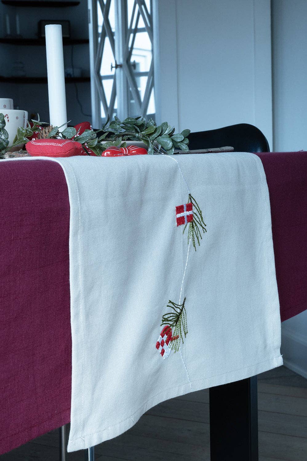 Tischläufer mit roter Stickerei Det Gamle Apotek