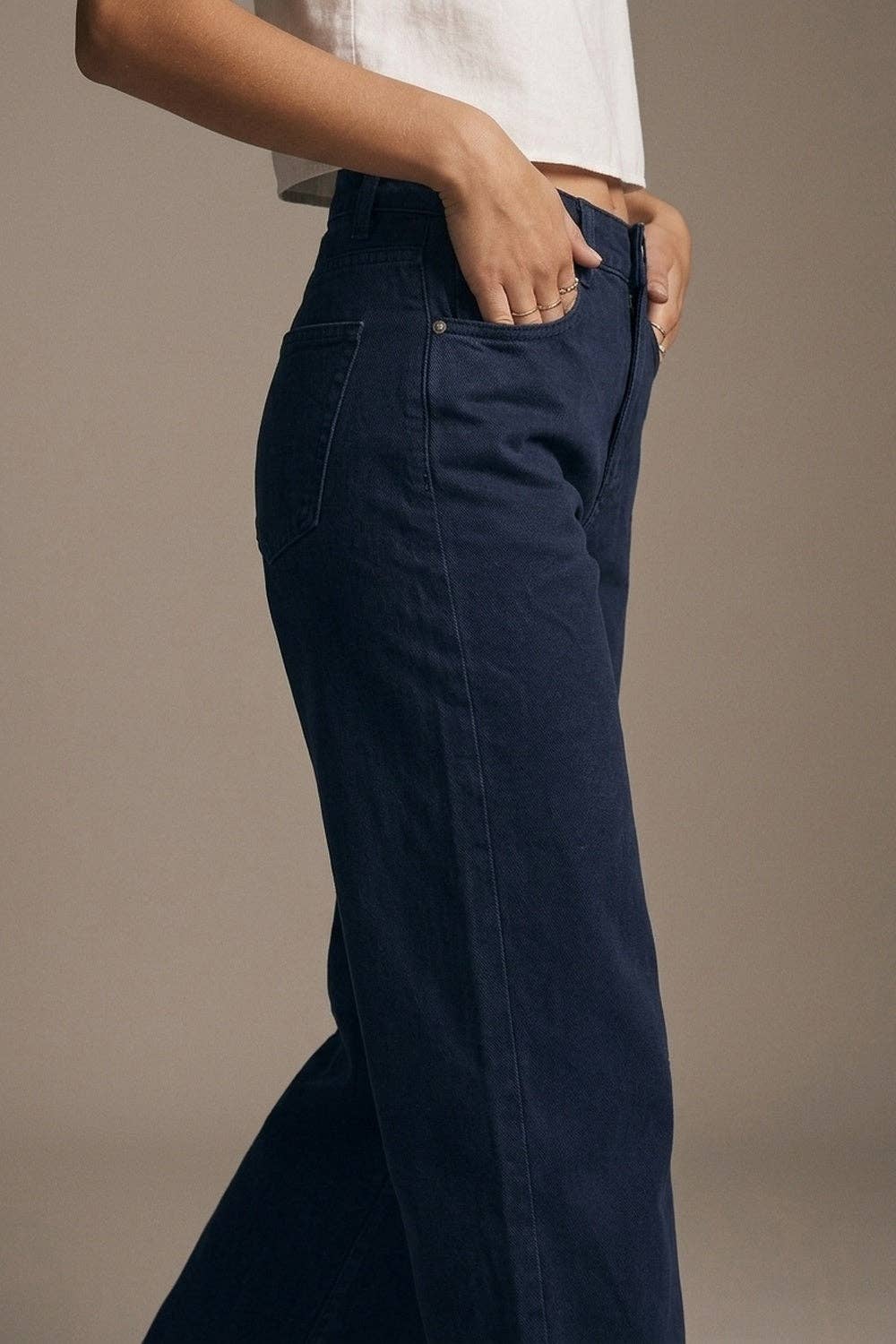 Marineblaue Jeans aus softem Stretch-Denim mit weitem Bein und Naht am Knie