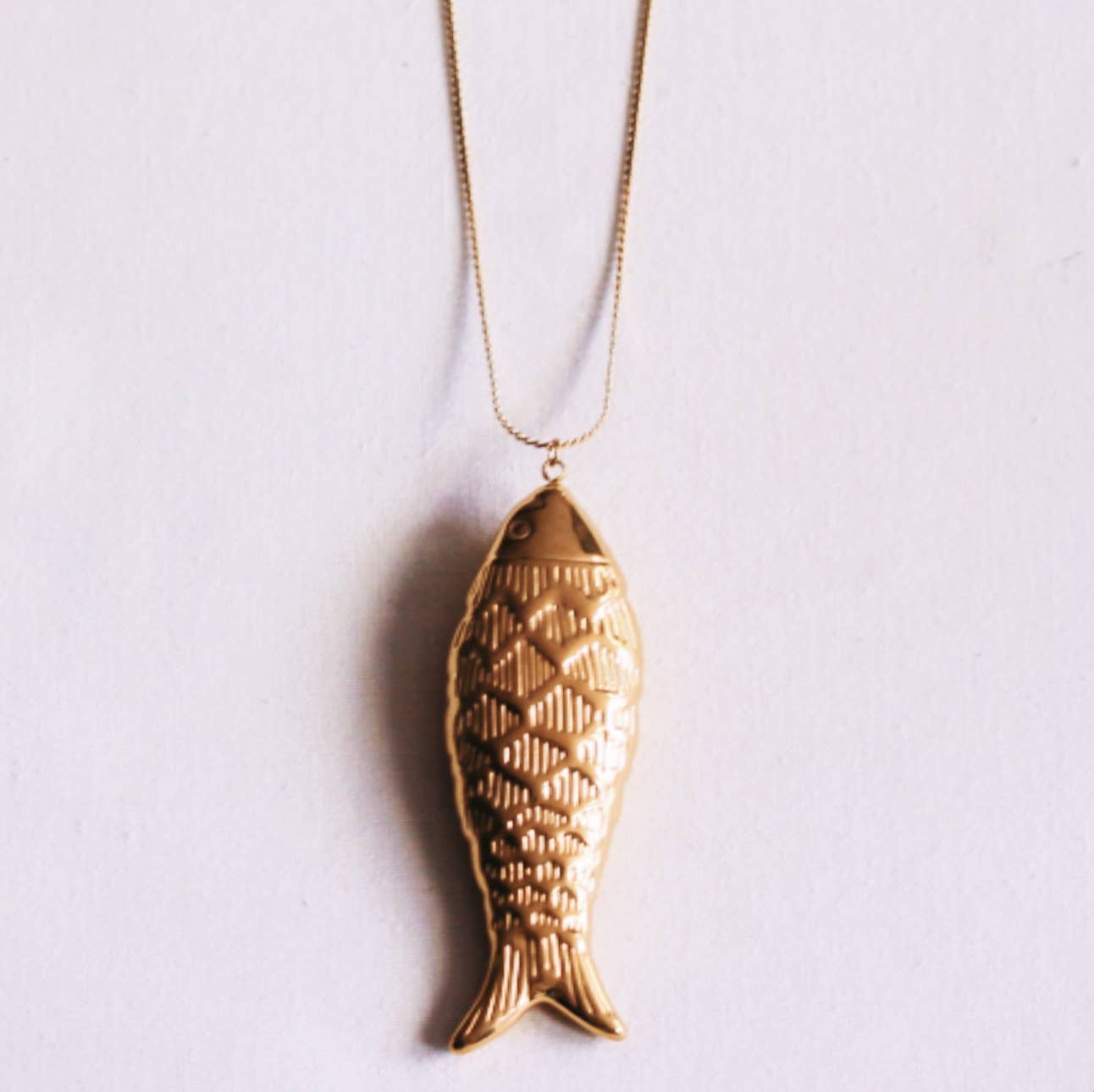 Feine Gliederkette mit XL-Fisch