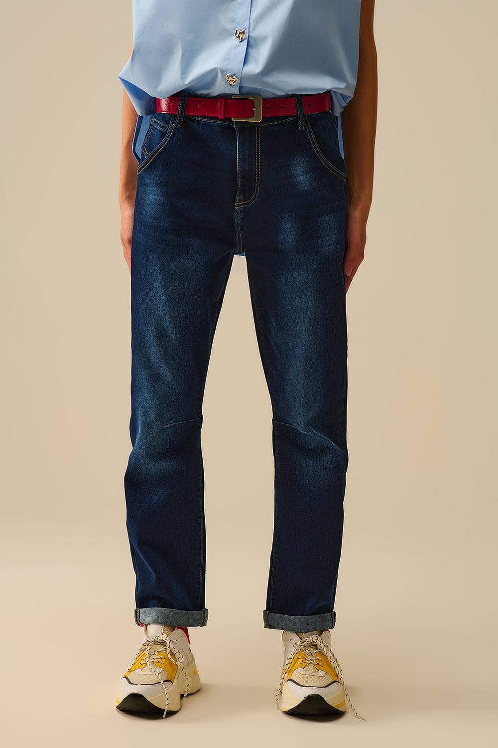 Dunkel gewaschene Jeans mit Kontrastnähten und umgeschlagenen Säumen
