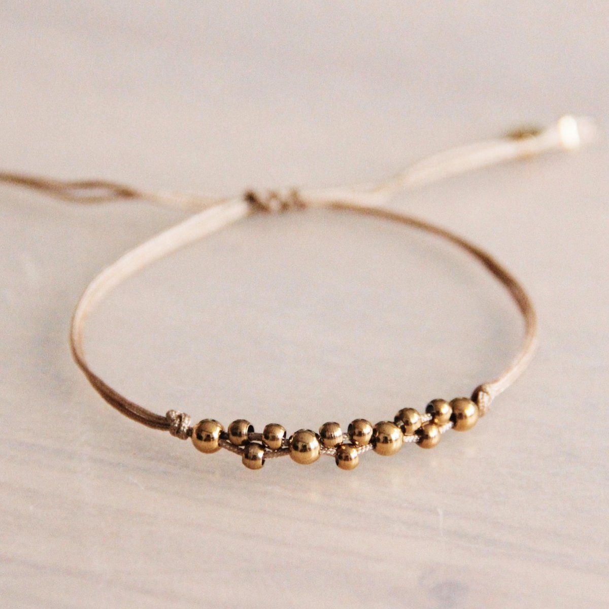 Satinarmband mit goldfarbenen Perlen – Taupe/Gold