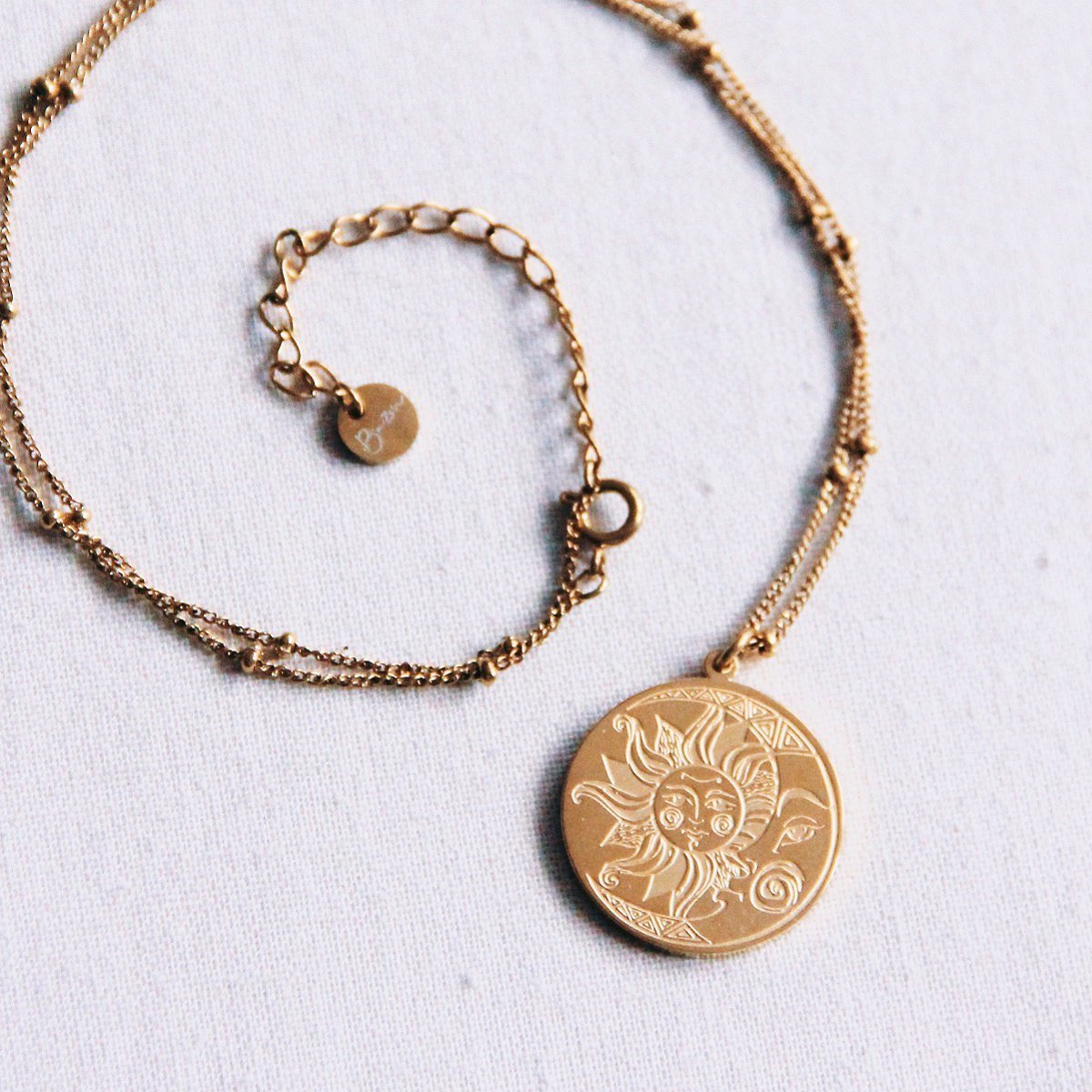 Feine Halskette aus Edelstahl mit kleinen Kugeln und Mond-/Sonnen-Anhänger – Gold