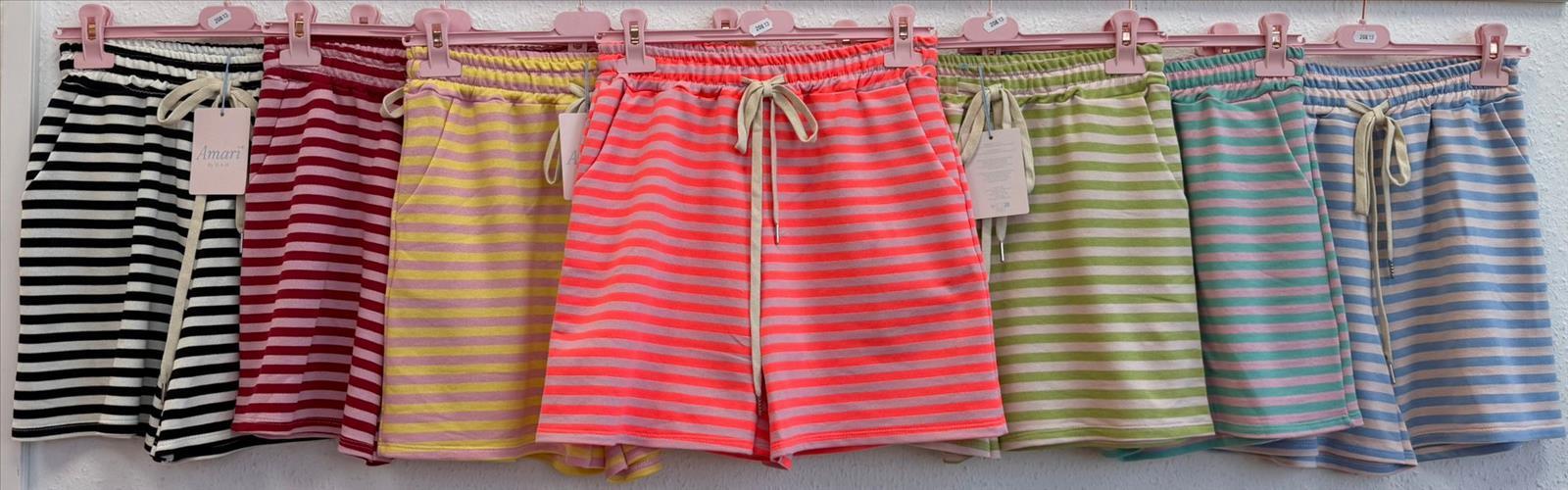 Kurze Hose mit Streifen und Taschen